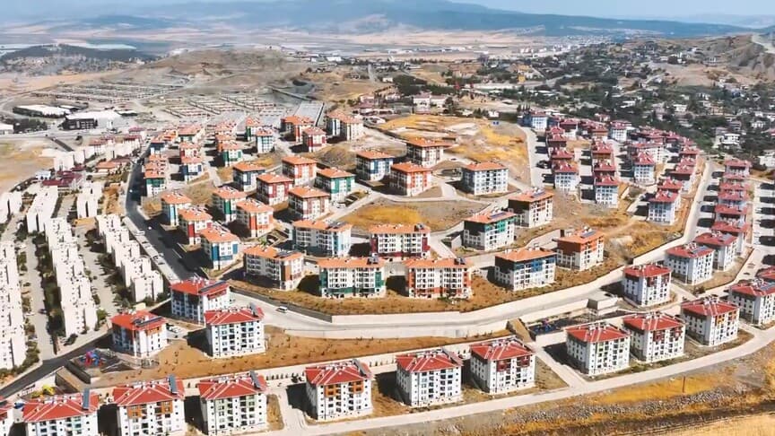 Bakan Kurum, depremzede ailenin bayram sevincini paylaştı