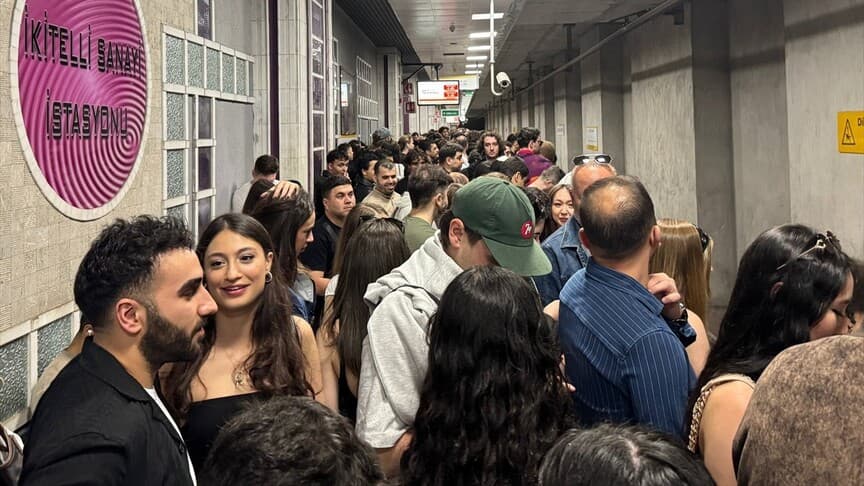 Kanye West'in İstanbul konseri öncesinde metroda yoğunluk oluştu