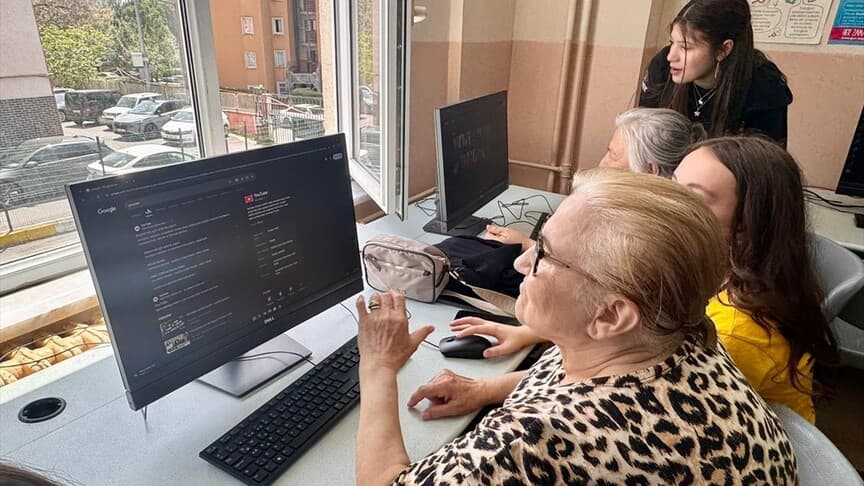 Beylikdüzü'nde lise öğrencileri yaşlılara teknoloji eğitimi verdi