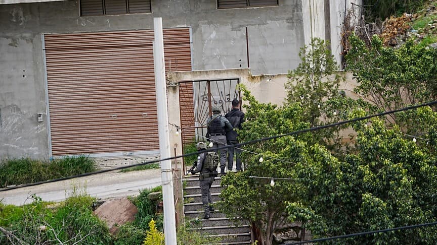 İsrail ordusu Batı Şeria'da 10 Filistinliyi gözaltına aldı