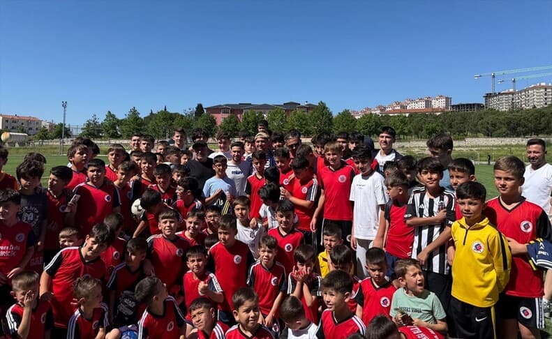 Cengiz Ünder, Balıkesir'de genç sporcularla buluştu