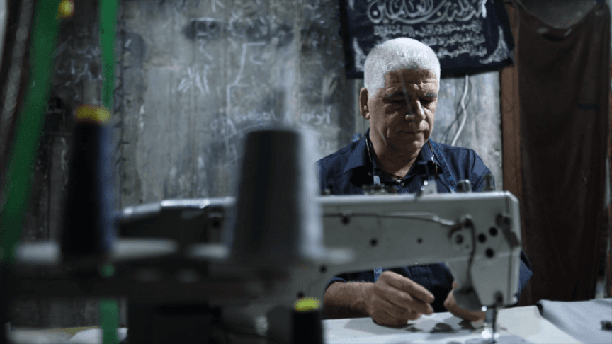 Gazzeli işitme engelli terzi, saldırıda kaybettiği atölyesine rağmen çalışmaya devam ediyor