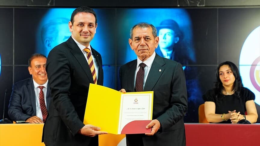 Dursun Özbek, Galatasaray'ın başkanlığına yeniden seçildi ve mazbatasını aldı