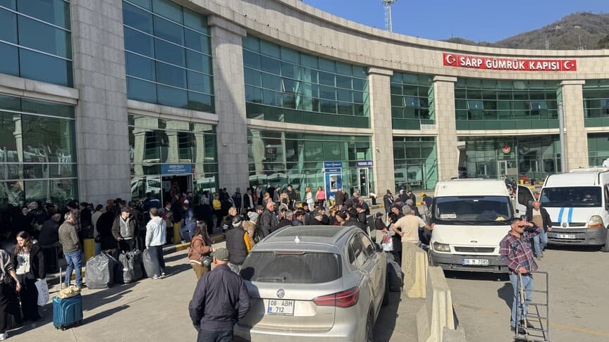 Kurban Bayramı tatilinde Sarp Sınır Kapısı'ndan 185 bin yolcu geçti