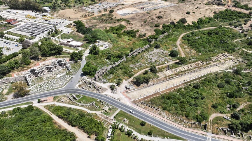 Side Antik Kenti'nde ikinci ana kapıya giden cadde ortaya çıkarıldı