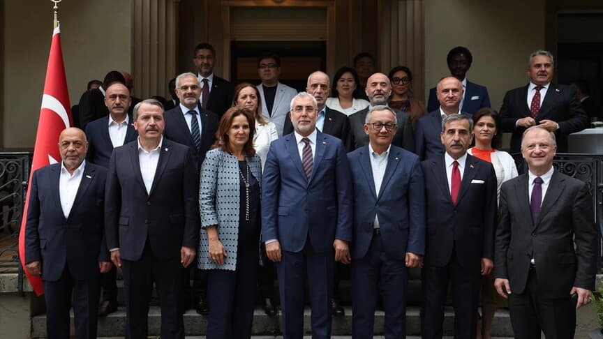 Bakan Işıkhan, işçi ve işveren temsilcileriyle Cenevre'de buluştu