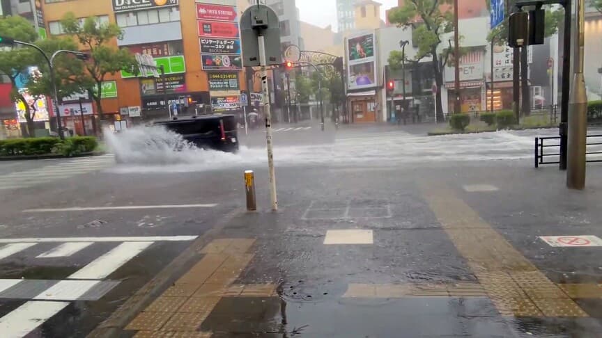 Tokyo'da Jangmi Tayfunu nedeniyle şiddetli yağış ve heyelanlar yaşandı