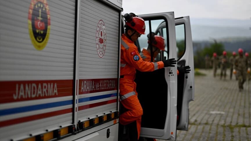 Bolu'da jandarma timleri zorlu tatbikatlarla afetlere hazırlanıyor