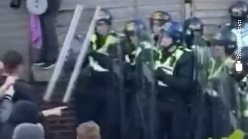 İngiltere'de bıçaklanan gencin kelepçelenmesine tepki gösteren eylemde 11 polis yaralandı