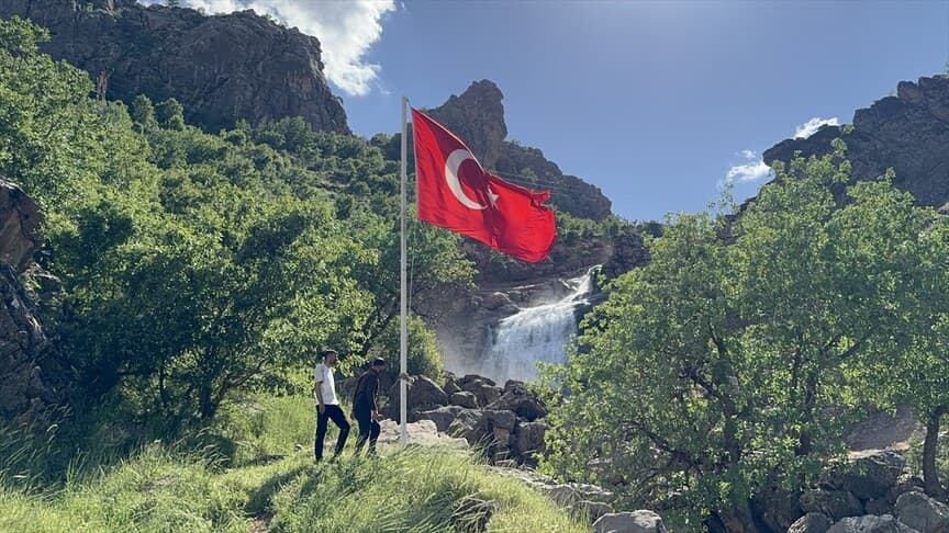 Irak sınırındaki şelaleye Mehmetçik'ten destek