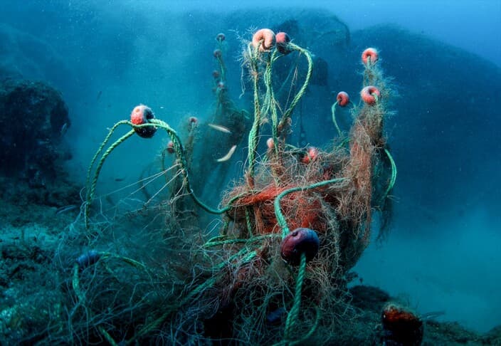 Karaburun'da denizlerden 100 metre uzunluğunda hayalet ağ çıkarıldı