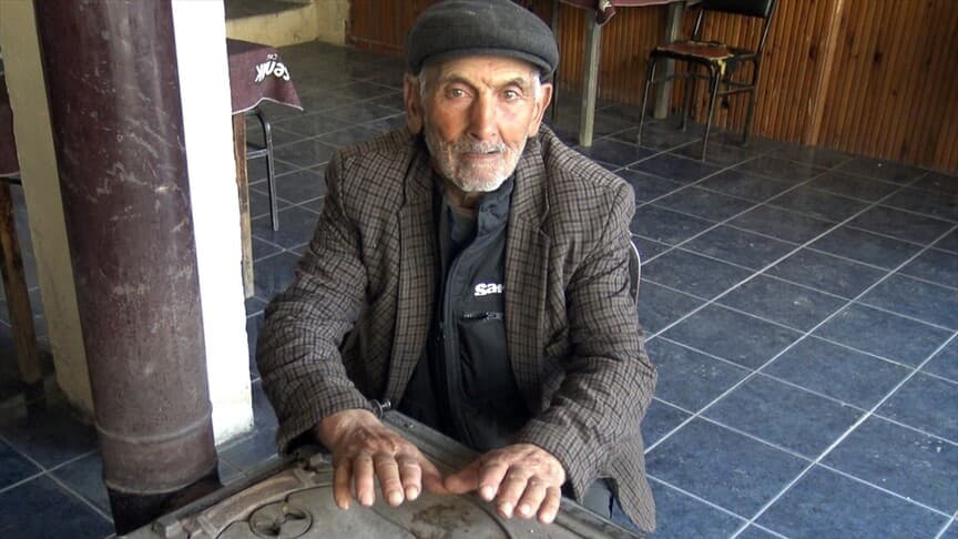 Kars'ta yaz ayına rağmen sobalar yanmaya devam ediyor