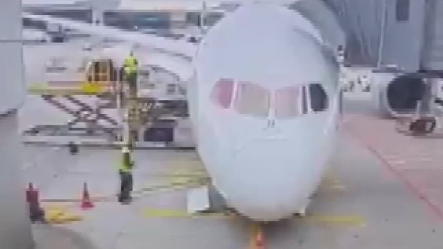 Frankfurt Havalimanı'nda Lufthansa uçağının burun kısmı apron zeminine düştü