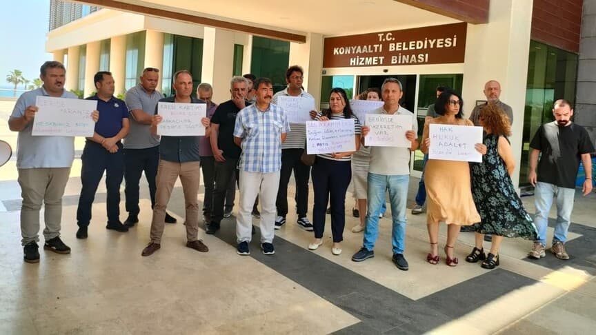Konyaaltı Belediyesinde memurlar ikramiye ve sosyal hakları için protesto düzenledi