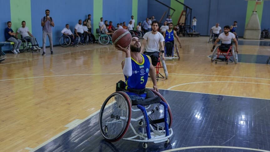 Savaşta bacaklarını kaybeden Suriyeli, basketbolla hayata tutunuyor