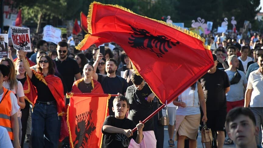 Arnavutluk'ta bir kez daha binlerce kişinin katılımıyla turizm projesi karşıtı gösteri düzenlendi