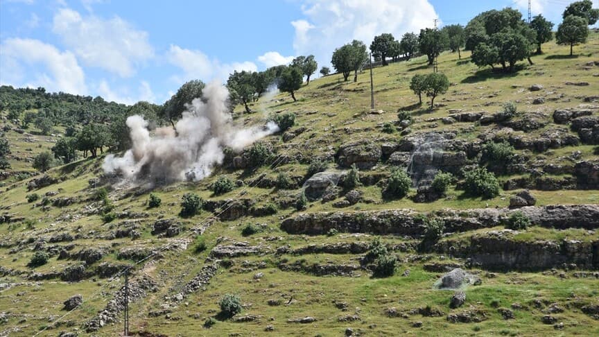 Şırnak'ta köy güvenliği için kayalık alanlar çelik ağlarla kaplanıyor