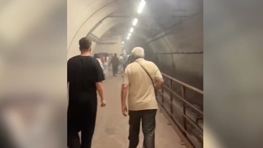 Yıldız-Mahmutbey Metro Hattı'ndaki arıza nedeniyle yolcular tünel içinde yürüdü