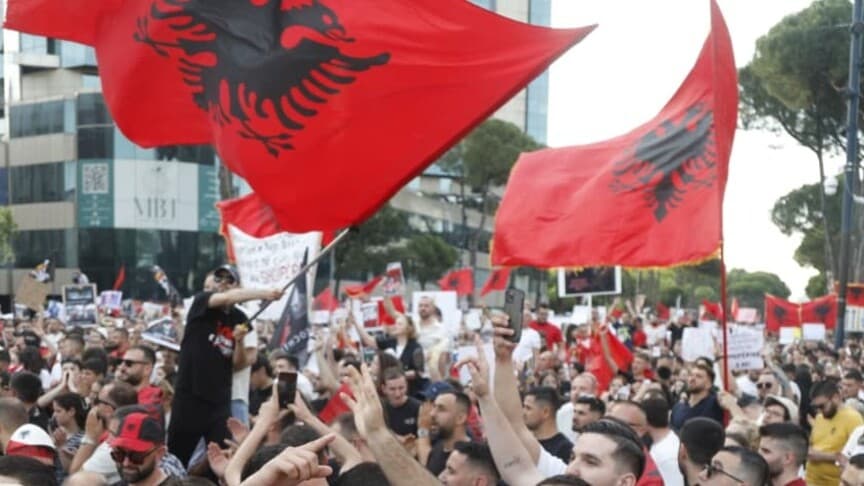 Arnavutluk'ta tepkilere neden olan turizm projesini sunan firmanın "alternatif aradığı" iddiası