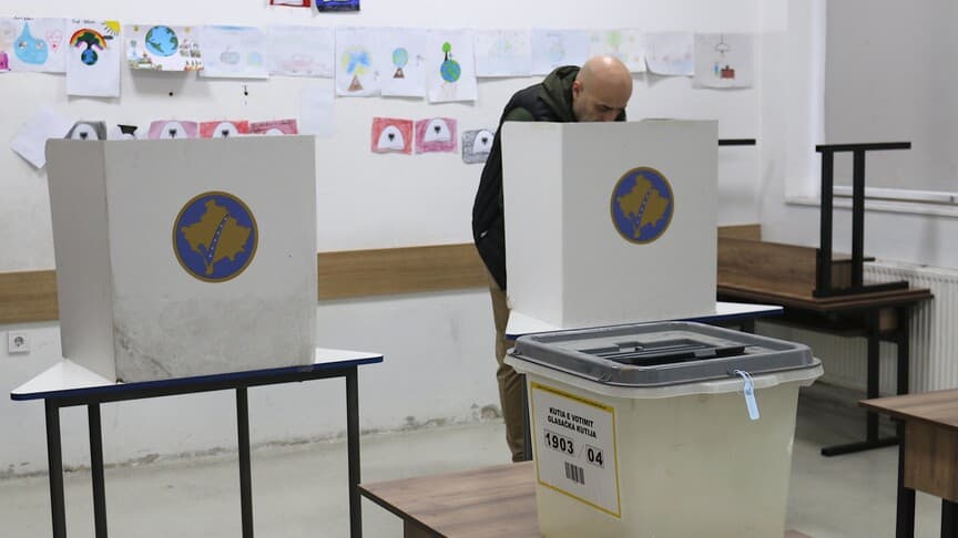 Kosova'da düzenlenen erken genel seçimlerde oy kullanma işlemi başladı