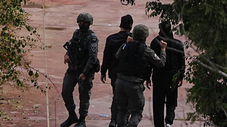 İsrail ordusu Batı Şeria'da biri akademisyen 10 Filistinliyi gözaltına aldı