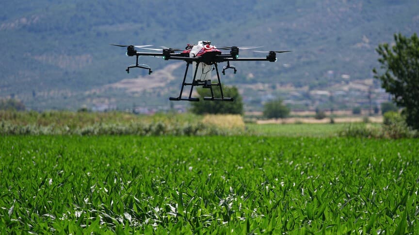 BİLSEM öğrencileri öğretmenleriyle tarımsal ilaçlama için dron tasarladı