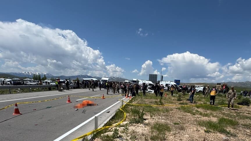 Van'da pikap ile hafif ticari aracın çarpıştığı kazada 4 kişi hayatını kaybetti, 2 kişi yaralandı