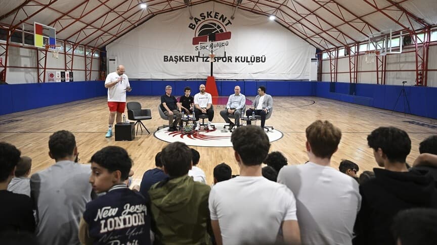 TBF Başkan Vekili Erdenay ile Litvanyalı eski basketbolcu Milaknis gençlerle buluştu