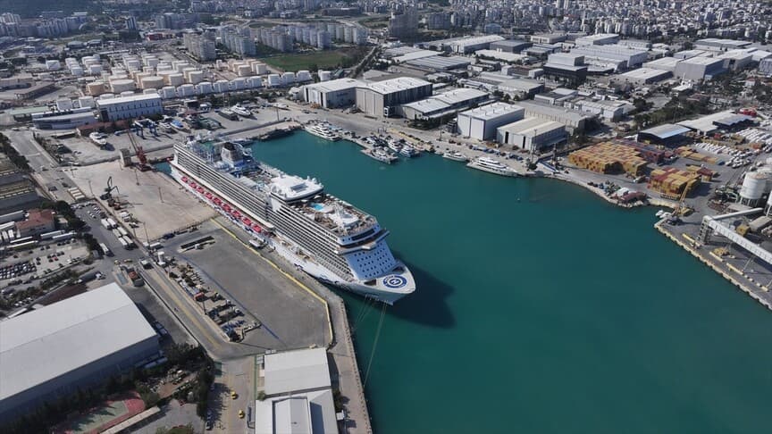 Antalya Limanı'nda kruvaziyer trafiği artış gösterdi