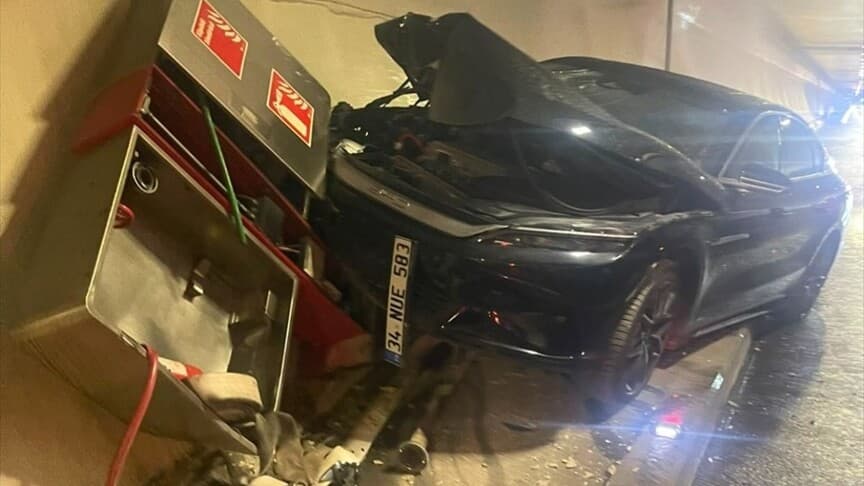 Avrasya Tüneli'nde otomobil yangın panosuna çarptı