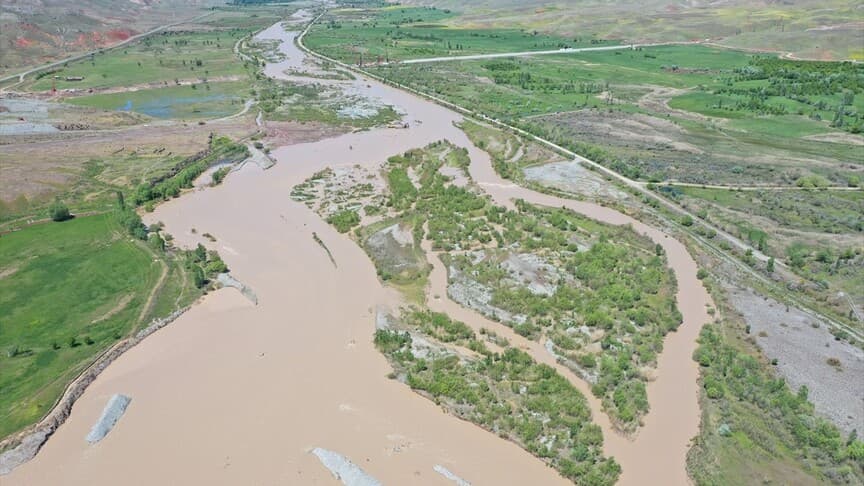 Aras Nehri'nin debisi karların erimesiyle arttı