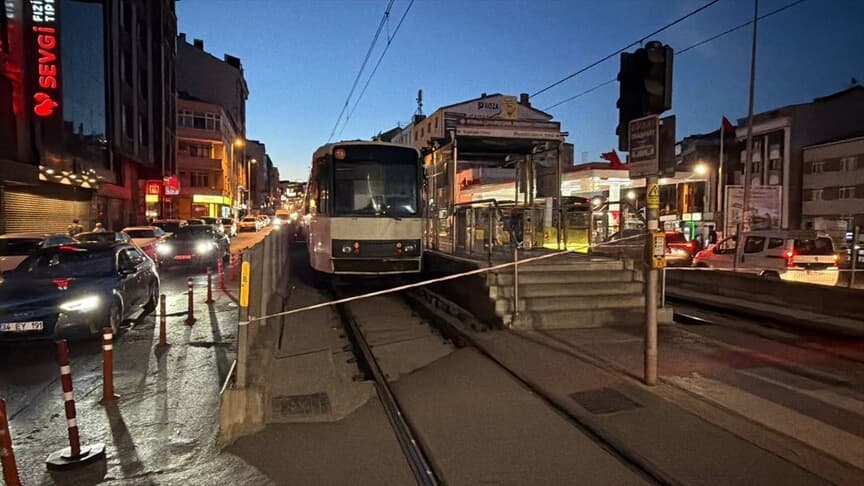 Bayrampaşa'da trafo patlaması tramvay seferlerini etkiledi