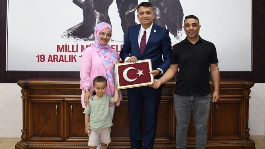 Hatay'da düşen Türk bayrağını sürücüler kaldırdı