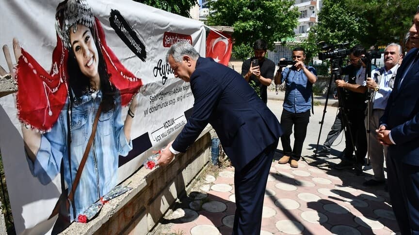 Batman'da terör saldırılarında şehit olan öğretmen ve askerler anıldı