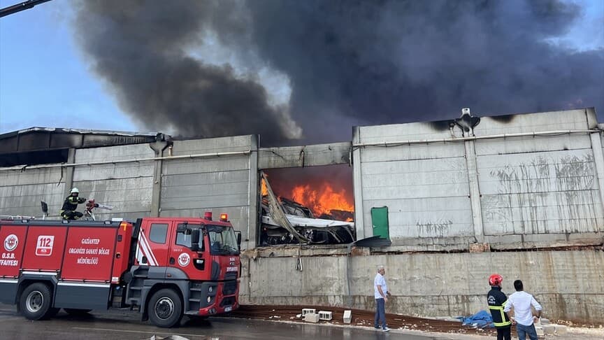 Gaziantep'teki tekstil fabrikasında yangın meydana geldi