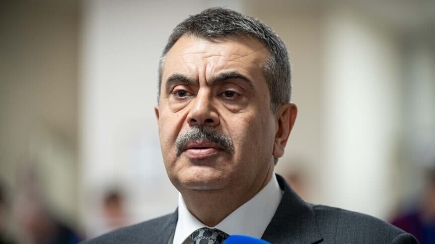 Bakan Tekin, Cuma günü sınav okullarında hazırlık için idari izin verildiğini açıkladı.
