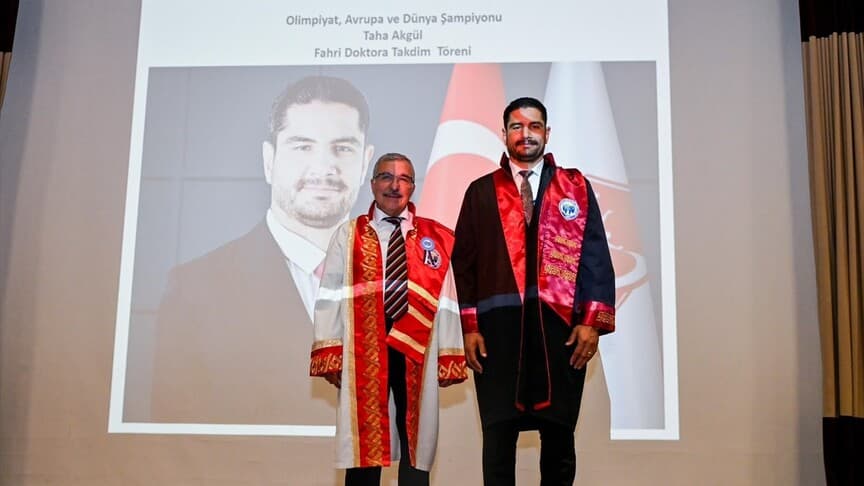 KMÜ, TGF Başkanı Taha Akgül'e fahri doktora unvanı verdi