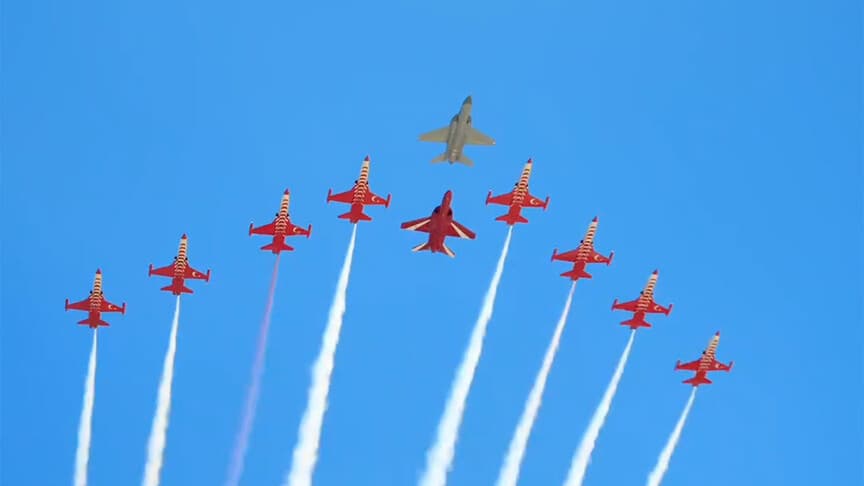 HÜRJET, Türk Yıldızları ile tarihi 10'lu uçuş gerçekleştirdi