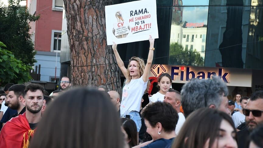Arnavutluk'ta Zvernec'teki turizm projesine karşı protestolar 13. günde devam ediyor