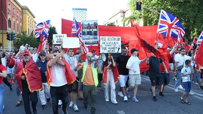 Arnavutluk'ta Zvernec'teki turizm projesi karşıtı gösteriler 14. gününde devam ediyor