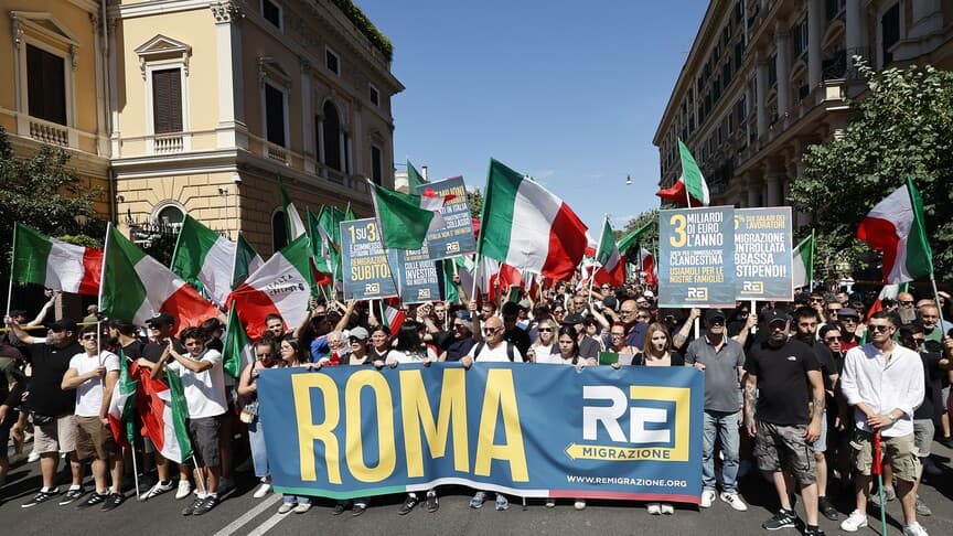 Roma'da aşırı sağcılar, göçmenlerin geri gönderilmesi için yürüdü