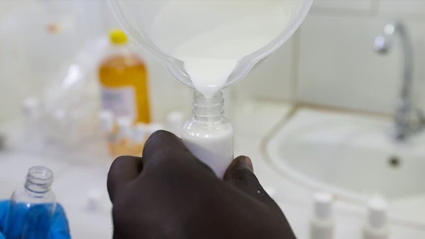 Senegal'de albinolar kendi güneş kremlerini üretiyor