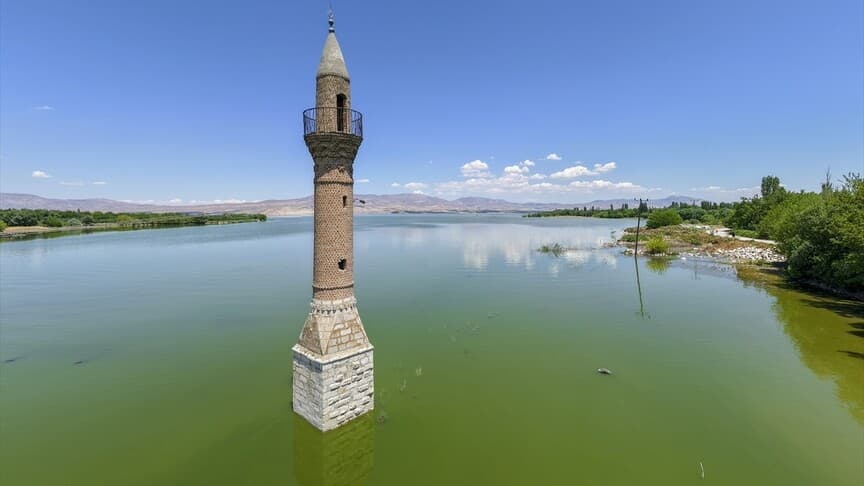 Karakaya Barajı çevresindeki yerleşim alanları su altında kaldı