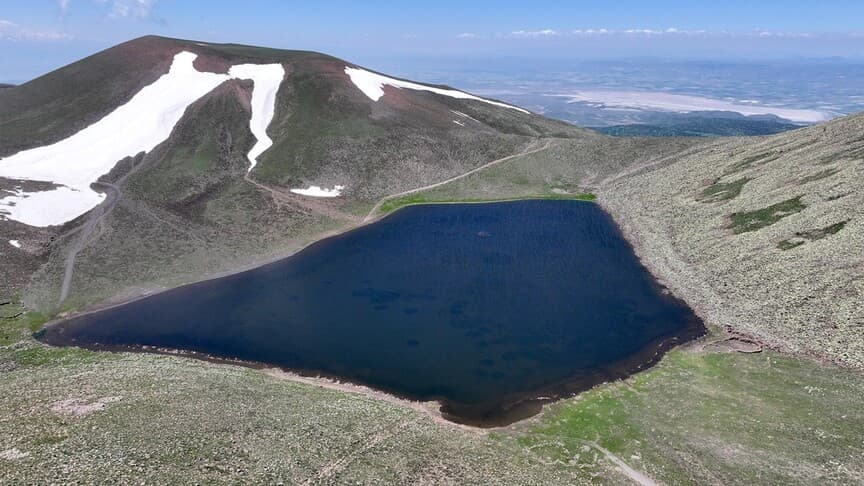 Erciyes Dağı eteklerindeki Sarıgöl kar sularıyla doldu