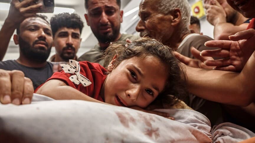 İsrail'in Gazze saldırısında hayatını kaybeden babaya veda eden iki Filistinli çocuk