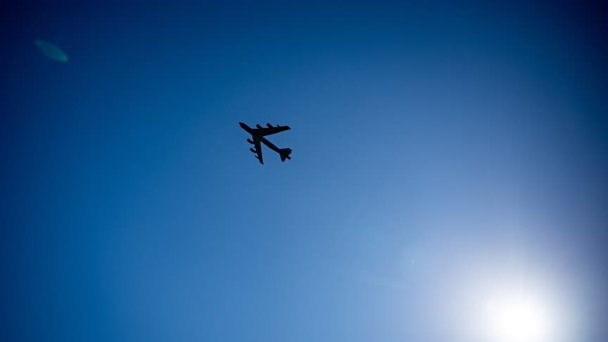 B-52 Stratofortress uçağı California'da düştü
