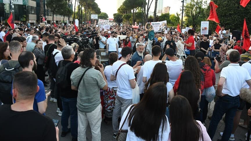 Arnavutluk'ta Zvernec'teki turizm projesine karşı protestolar 16. günde devam ediyor