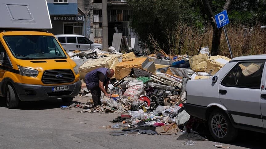 İzmir Karabağlar Sanayi Sitesi'nde atık yığınları oluştu