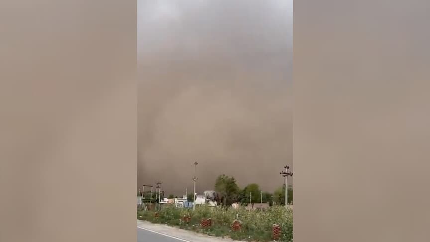 Hindistan'ın bazı bölgelerinde toz fırtınası etkili