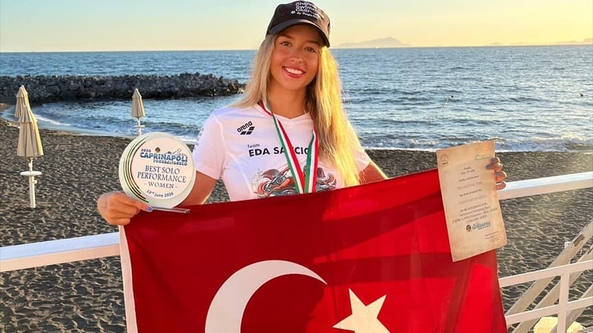 Eda Savcıgil, İtalya'da maraton yüzme yarışında birinci oldu